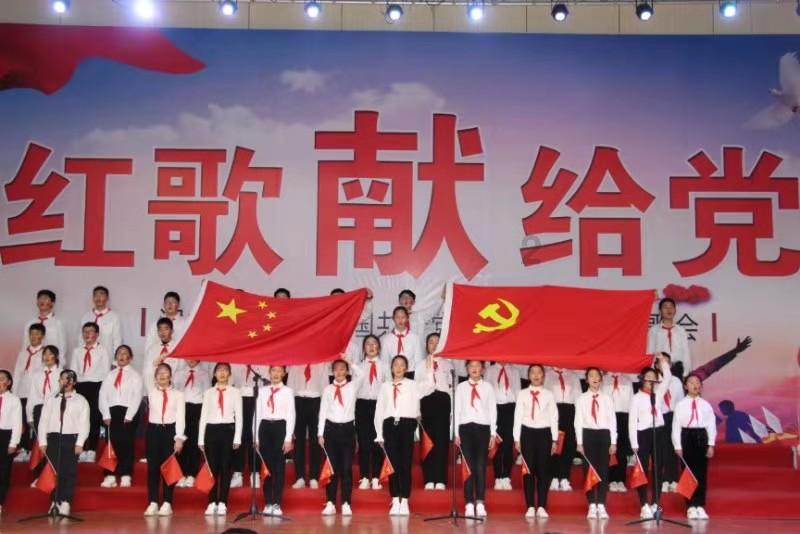 消防车都被堵住了，这条路的违停谁来管管？